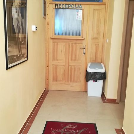 Cinema House Single & Double Rooms & Studio Apartments พูลา ภายนอก รูปภาพ