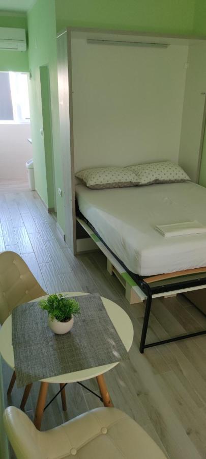 Cinema House Single & Double Rooms & Studio Apartments พูลา ภายนอก รูปภาพ