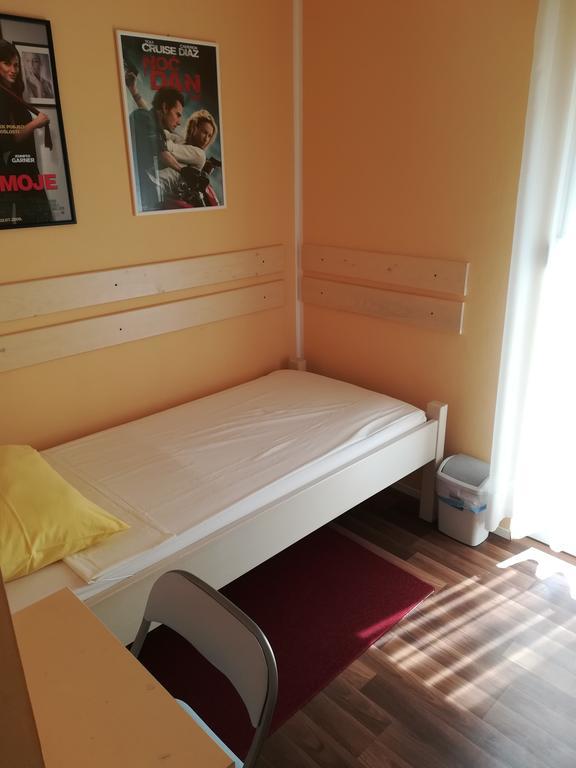 Cinema House Single & Double Rooms & Studio Apartments พูลา ภายนอก รูปภาพ