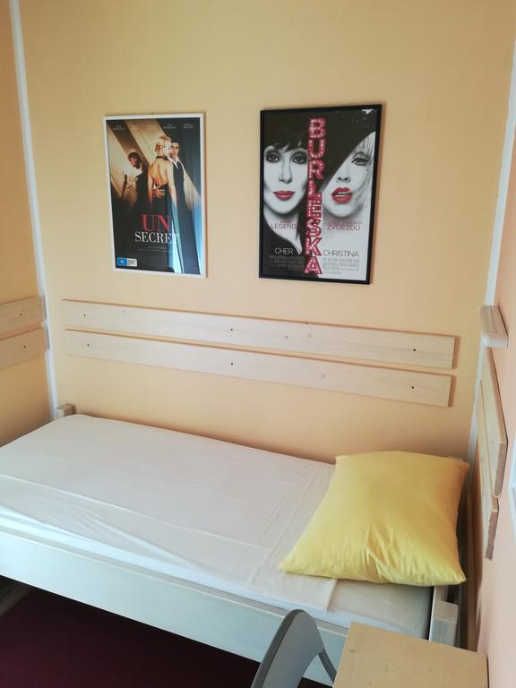 Cinema House Single & Double Rooms & Studio Apartments พูลา ภายนอก รูปภาพ