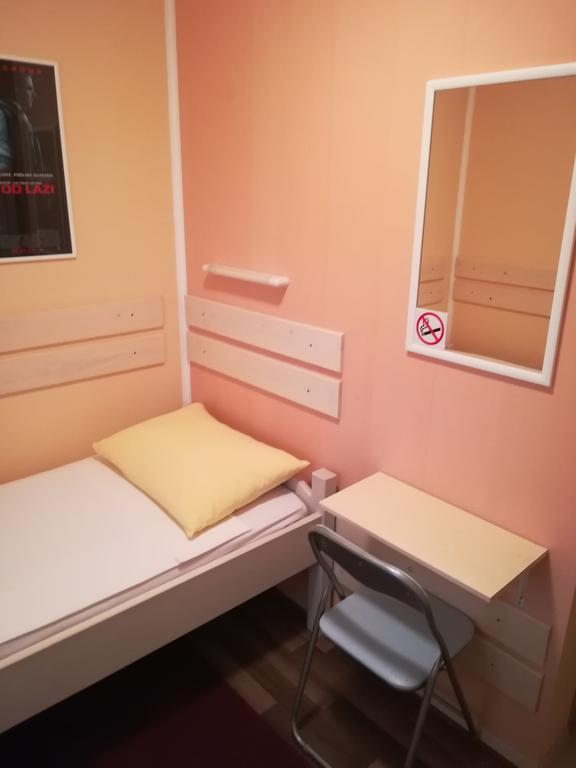 Cinema House Single & Double Rooms & Studio Apartments พูลา ภายนอก รูปภาพ