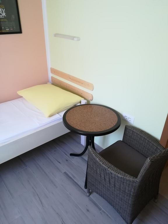 Cinema House Single & Double Rooms & Studio Apartments พูลา ภายนอก รูปภาพ