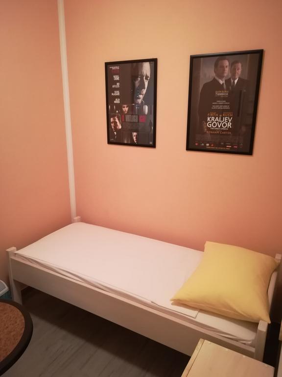 Cinema House Single & Double Rooms & Studio Apartments พูลา ภายนอก รูปภาพ