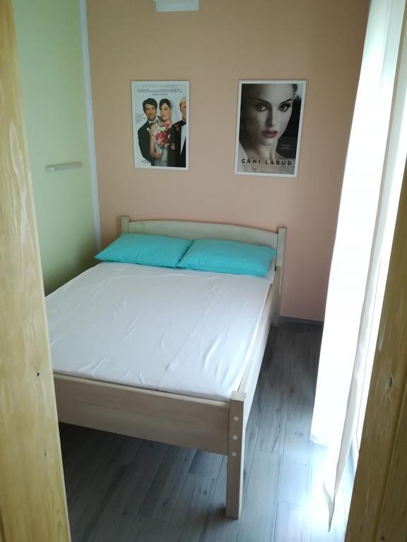 Cinema House Single & Double Rooms & Studio Apartments พูลา ภายนอก รูปภาพ