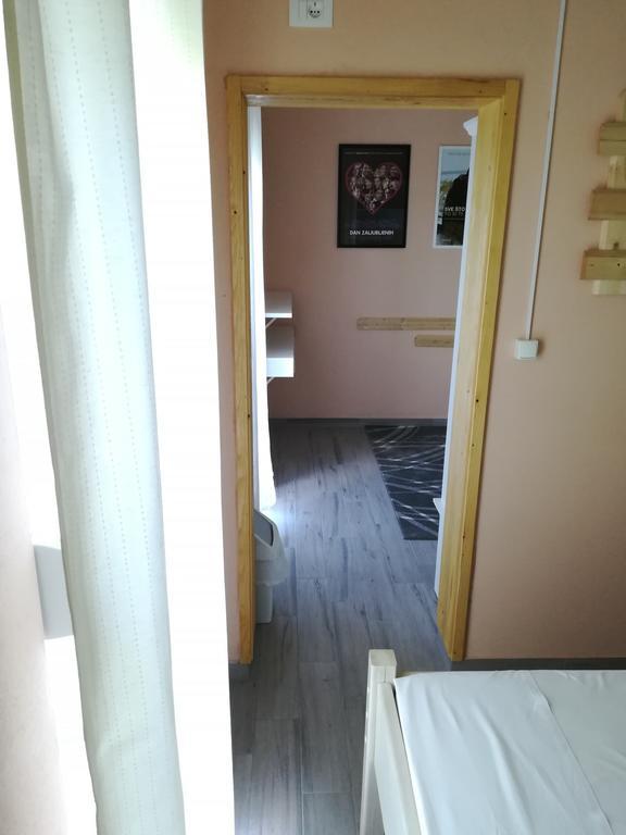 Cinema House Single & Double Rooms & Studio Apartments พูลา ภายนอก รูปภาพ