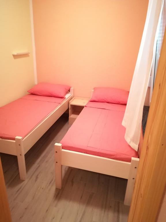 Cinema House Single & Double Rooms & Studio Apartments พูลา ภายนอก รูปภาพ