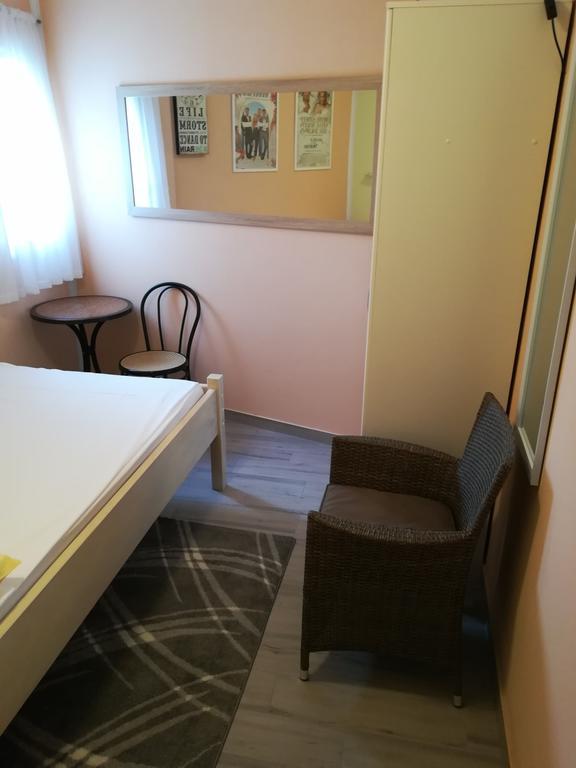 Cinema House Single & Double Rooms & Studio Apartments พูลา ภายนอก รูปภาพ