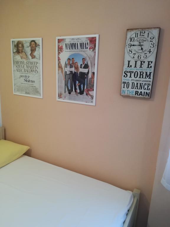 Cinema House Single & Double Rooms & Studio Apartments พูลา ภายนอก รูปภาพ