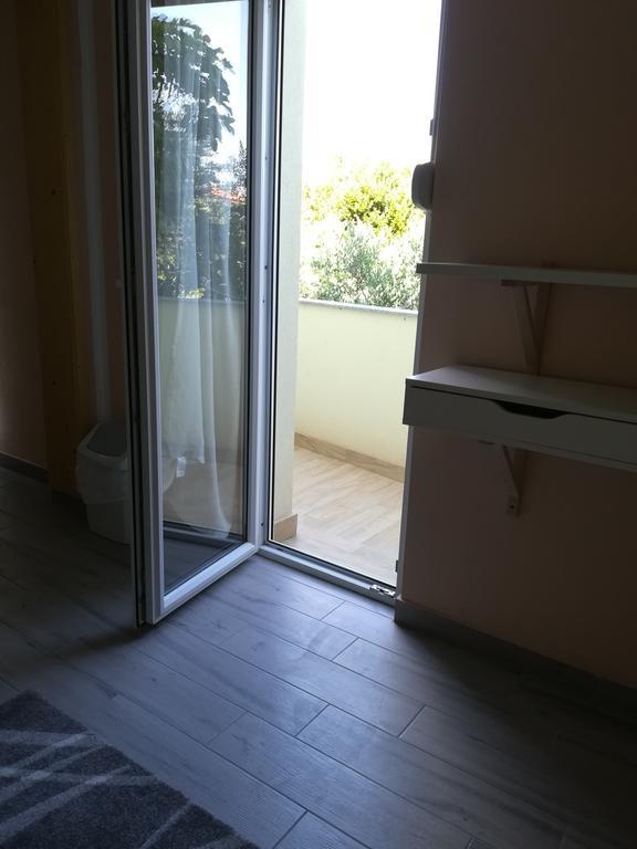 Cinema House Single & Double Rooms & Studio Apartments พูลา ภายนอก รูปภาพ