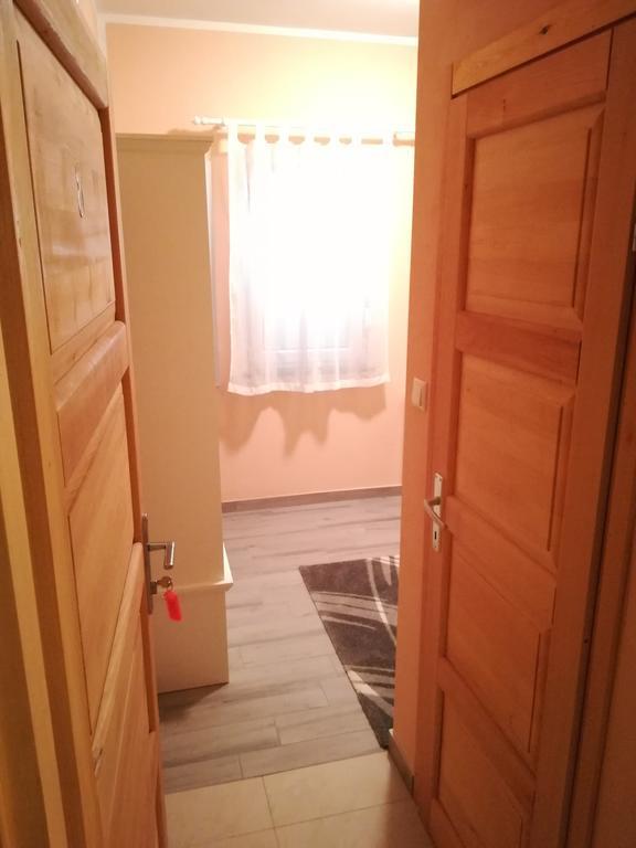 Cinema House Single & Double Rooms & Studio Apartments พูลา ภายนอก รูปภาพ
