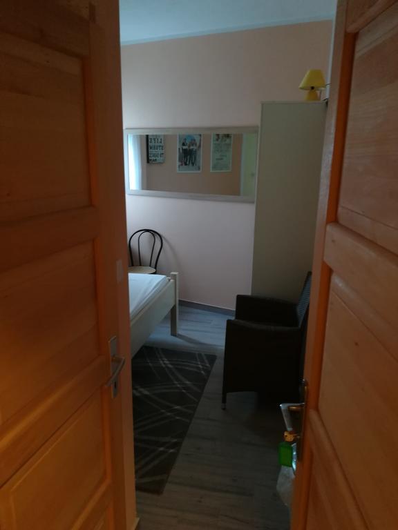 Cinema House Single & Double Rooms & Studio Apartments พูลา ภายนอก รูปภาพ