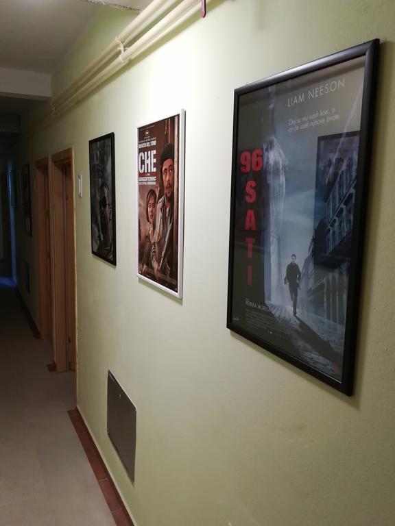 Cinema House Single & Double Rooms & Studio Apartments พูลา ภายนอก รูปภาพ
