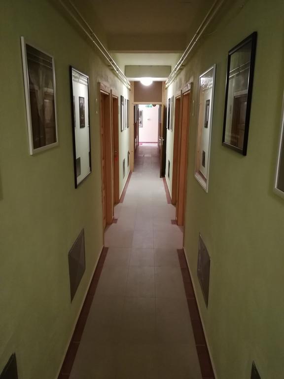 Cinema House Single & Double Rooms & Studio Apartments พูลา ภายนอก รูปภาพ