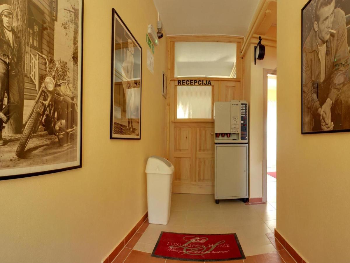Cinema House Single & Double Rooms & Studio Apartments พูลา ห้อง รูปภาพ
