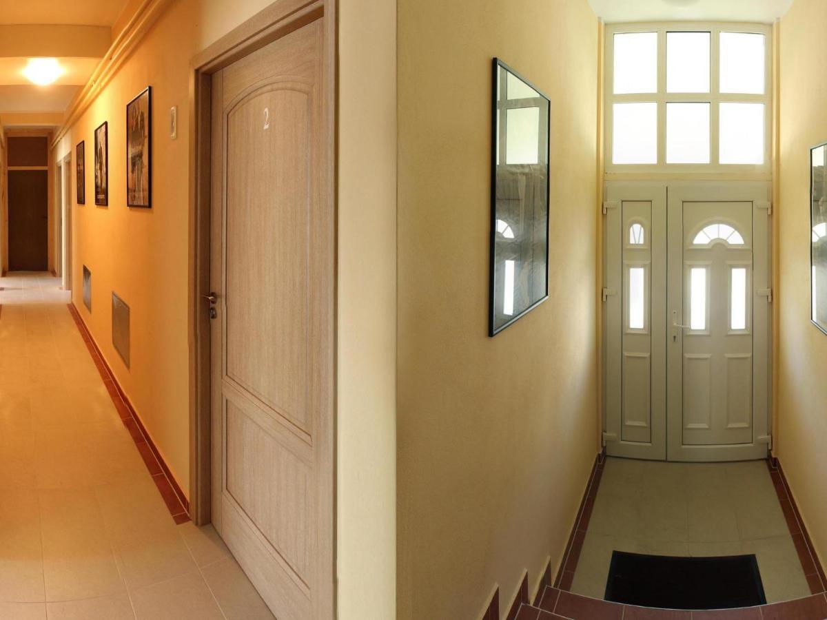 Cinema House Single & Double Rooms & Studio Apartments พูลา ภายนอก รูปภาพ